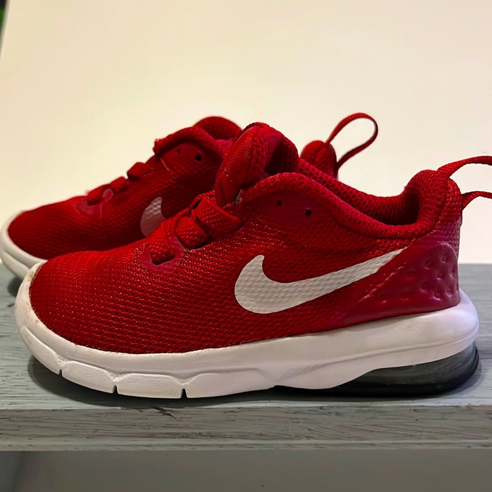 Nike Air Max Motion Sneakers